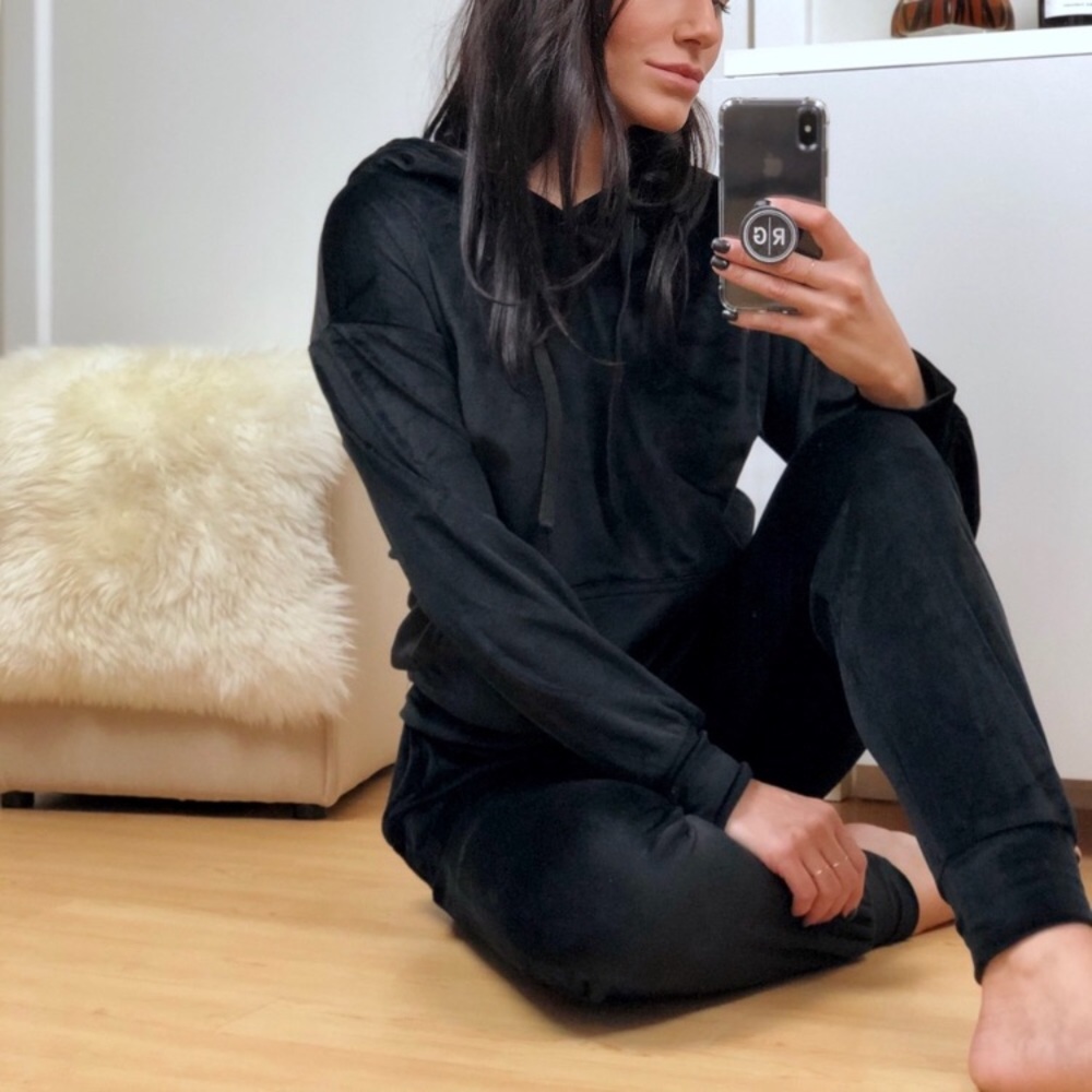 🔄REPOSH🔄 NEVA VELVET JOGGER SET